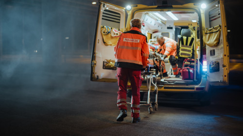 O persoană din Satu Mare a încercat să atace personalul de pe ambulanţă cu un cuțit/ Shutterstock