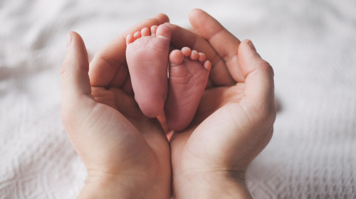 Parent,Numărul copiilor abandonaţi după naştere în spitale a scăzut semnificativ în ultimii ani/ Shutterstock,In,The,Hands,Feet,Of,Newborn,Baby.