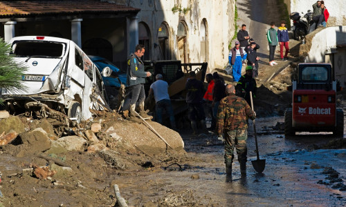 Stare de urgență pe insula Ischia, în urma alunecării de teren. Cel puțin două persoane au murit, alte zece sunt date dispărute