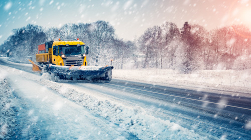 Drumarii vor deszăpezi șoselele judeţene cu ajutorul camerelor de supraveghere ale primăriilor/ Shutterstock