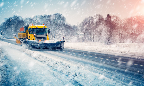 Drumarii vor deszăpezi șoselele judeţene cu ajutorul camerelor de supraveghere ale primăriilor/ Shutterstock