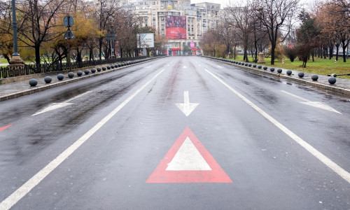 Bucharest,,Romania,-,December,15,,2020:,Streetscape,With,Empty,Road,