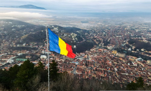 De Ziua Naţională, doi pompieri au arborat Drapelul pe vârful Toaca din Ceahlău/ Shutterstock