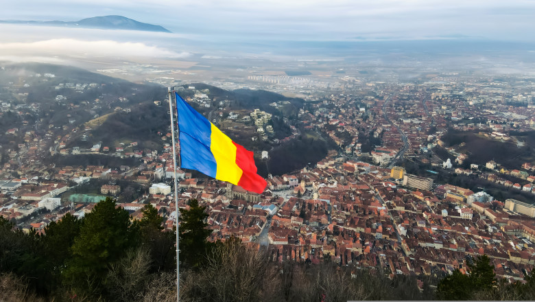 De Ziua Naţională, doi pompieri au arborat Drapelul pe vârful Toaca din Ceahlău/ Shutterstock