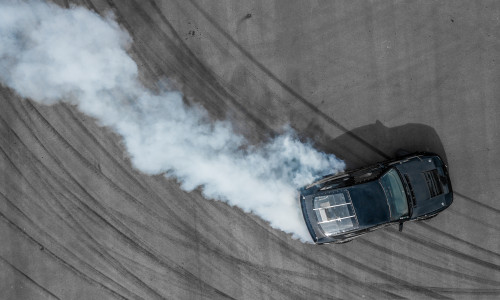 Un șofer de 19 ani a lovit cu maşina un alt tânăr, în timp ce făcea drifturi/ Shutterstock