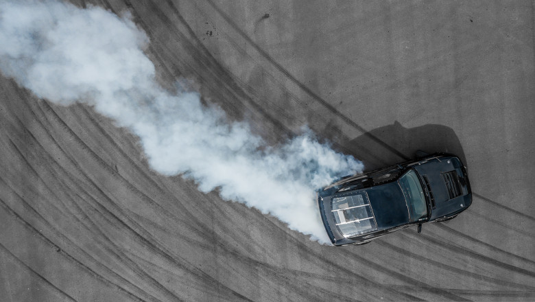 Un șofer de 19 ani a lovit cu maşina un alt tânăr, în timp ce făcea drifturi/ Shutterstock