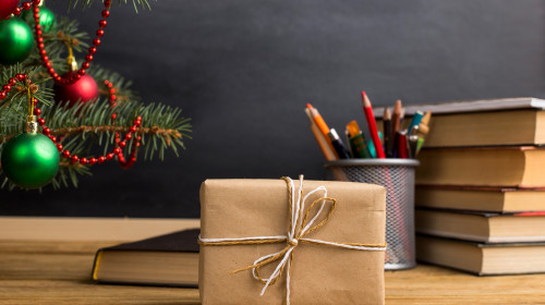 Părinții plătesc sume uriașe pentru cadourile profesorilor de sărbători/ Shutterstock