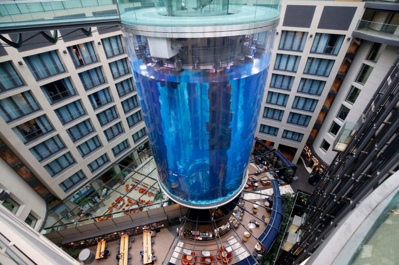 cel mai mare acvariu cilindric din lume