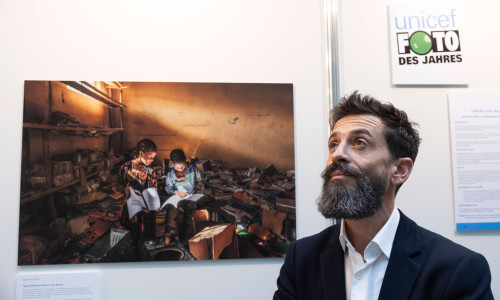 Der Fotograf Eduardo Soteras am 22.12.2022 vor dem Unicef-Foto des Jahres 2022 in der Ausstellung im Haus der Bundespre