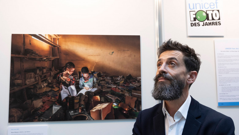 Der Fotograf Eduardo Soteras am 22.12.2022 vor dem Unicef-Foto des Jahres 2022 in der Ausstellung im Haus der Bundespre