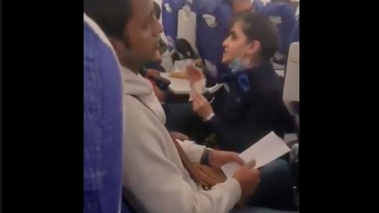 Scandal între o stewardesa și un pasager/ Captură video