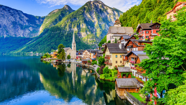 Hallstatt,,Austria.,Mountain,Village,In,The,Austrian,Alps,At,Sunrise.