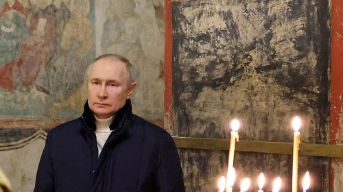 Preşedintele Putin a participat singur la slujba de Crăciun la Kremlin