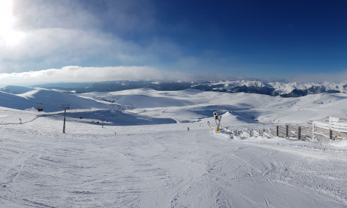 Panorama,Of,Nearly,Empty,Carpathian,Mountains,Skiing,Slope,In,Sinaia,