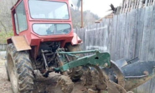 Doi bărbați din Iași au mers la mall cu un plug tras de tractor/ Credit foto: ziaruldeiasi.ro