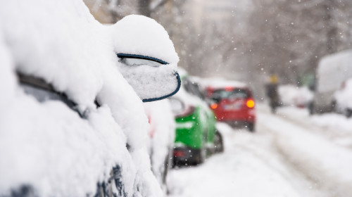 Cars,Covered,With,Fresh,White,Snow,After,A,Heavy,Blizzard