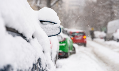 Cars,Covered,With,Fresh,White,Snow,After,A,Heavy,Blizzard