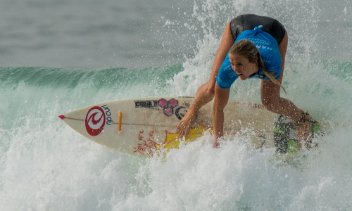 Bethany_Hamilton_surfing_(sq_cropped)