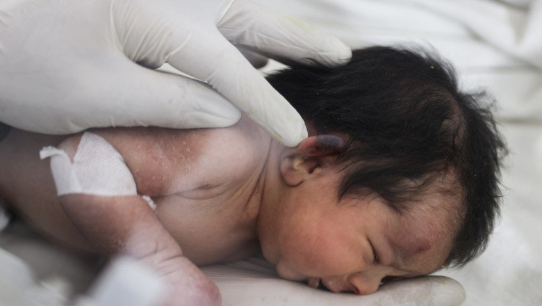 Aya, fetița născută sub dărâmături în Siria, se reface în spital.