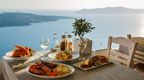 Restaurant Grecia/ Shutterstock