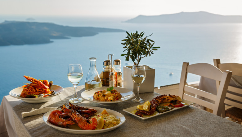 Restaurant Grecia/ Shutterstock
