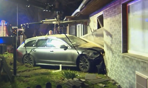 Momentul în care un șofer intră cu mașina în zidul unei case/ Captură video Bild