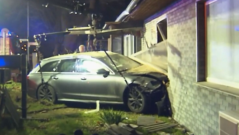 Momentul în care un șofer intră cu mașina în zidul unei case/ Captură video Bild