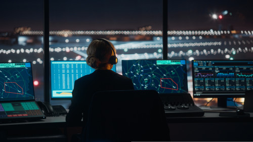 Controlori de trafic aerian/ Shutterstock