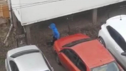 Un minor, filmat de vecini în timp ce conducea mașina într-o parcare/ stiridecluj.ro