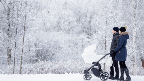 Părinții își lasă copiii să doarmă în cărucioare afară/ Shutterstock
