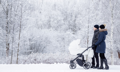 Părinții își lasă copiii să doarmă în cărucioare afară/ Shutterstock