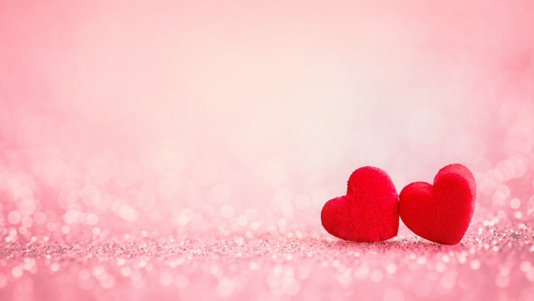 The,Red,Heart,Shapes,On,Abstract,Light,Glitter,Background,In