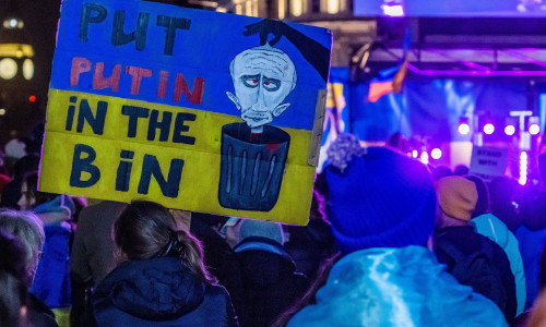 Ukranians and Russians in Trafalgar Square demand Putin Stops The War., Trafalgar Square, London, UK - 23 Feb 2023