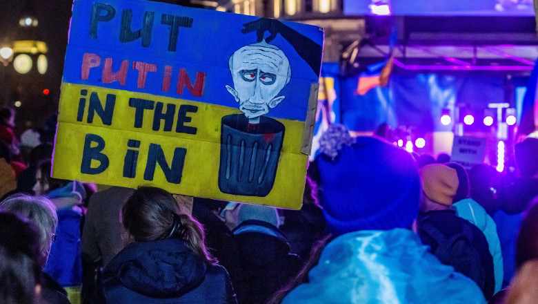 Ukranians and Russians in Trafalgar Square demand Putin Stops The War., Trafalgar Square, London, UK - 23 Feb 2023