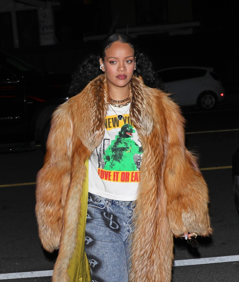 *PREMIUM-EXCLUSIVE* Singer Rihanna steps out for the first since confirming her 2nd pregnancy at the 2023 Super Bowl!