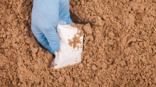 Sute de kilograme de cocaină au fost găsite pe o plajă din nordul Franţei/ Shutterstock