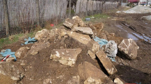 Un sarcofag roman vechi de 1700 de ani, distrus cu excavatorul în cimitirul din Alba Iulia/ Credit foto: alba24.ro