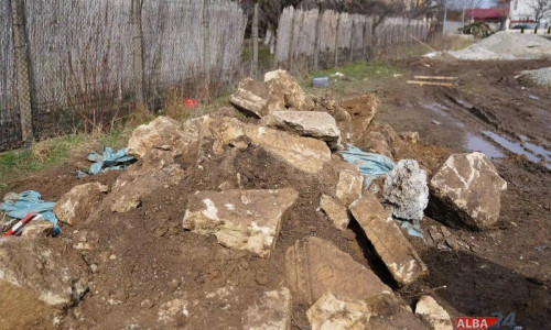 Un sarcofag roman vechi de 1700 de ani, distrus cu excavatorul în cimitirul din Alba Iulia/ Credit foto: alba24.ro