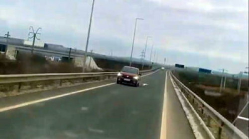Imagini inedite cu un șofer care mergea pe contrasens/ Captură video Youtube