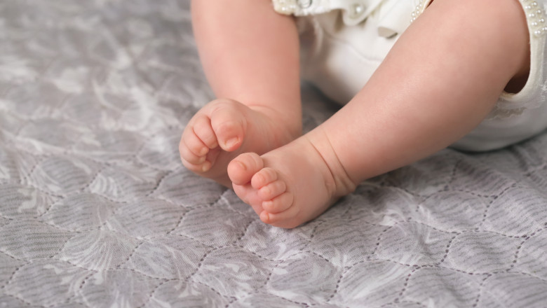Adoption,Of,The,Newborn.,Legs,Baby,Closeup.,Lonely,Little,Abandoned