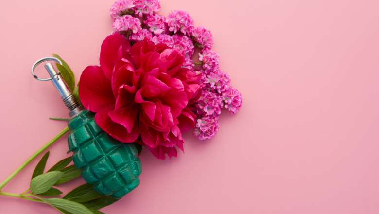 Grenadă ascunsă în flori/ Shutterstock