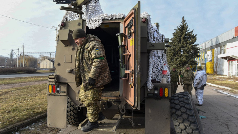 Ukrainische Soldaten reparieren Armeefahrzeug