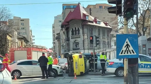 Taxi răsturnat în București/ Foto: Infotrafic București și Ilfov