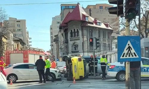 Taxi răsturnat în București/ Foto: Infotrafic București și Ilfov