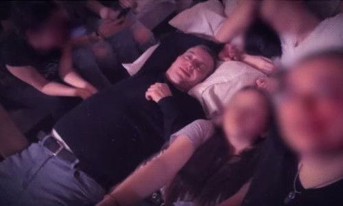 Imagini cu un profesor de la seminarul teologic, în pat cu elevele sale/ Foto: Captură video