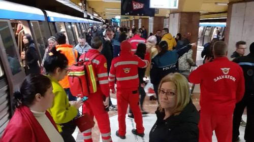 Călătorii au fost evacuați din tren din cauza fluctuațiilor de tensiune/ Foto: Libertatea