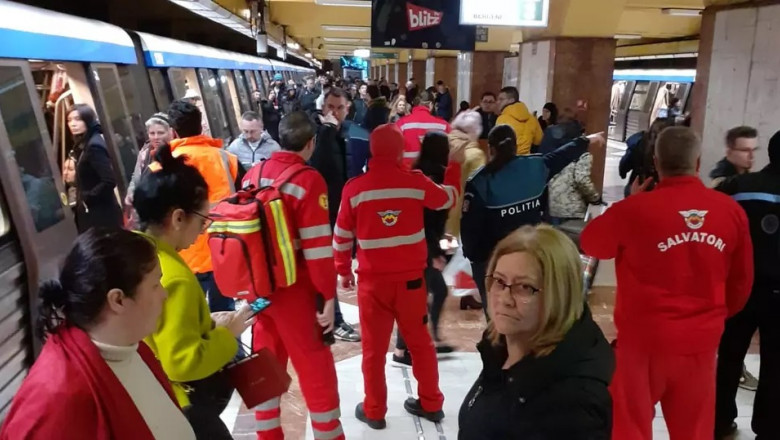 Călătorii au fost evacuați din tren din cauza fluctuațiilor de tensiune/ Foto: Libertatea