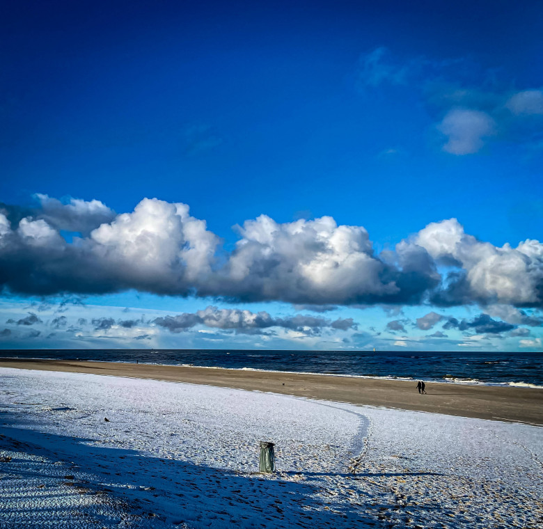 Sylt im Winter 2023 08.03.23: die Norddseeinsel Sylt von Schnee ĂĽberzuckert Strand, Meer, Kumuus Wolken, Schneemann West