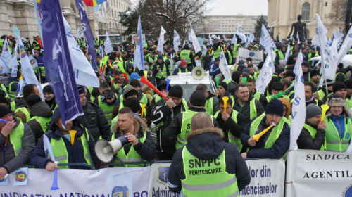 Poliţiştii şi pensionarii militari protestează la sediul MAI