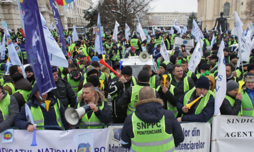 Poliţiştii şi pensionarii militari protestează la sediul MAI